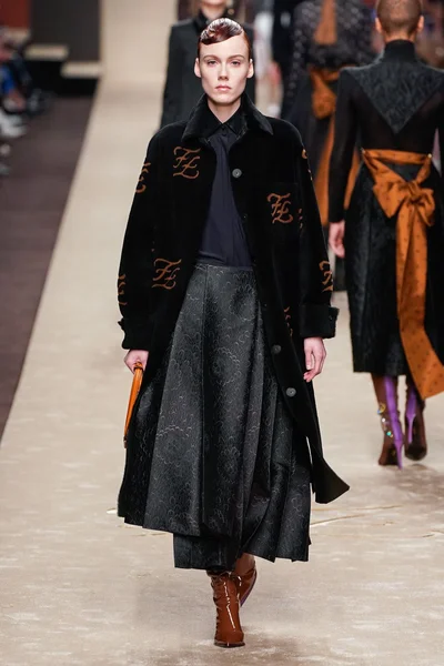Look 29